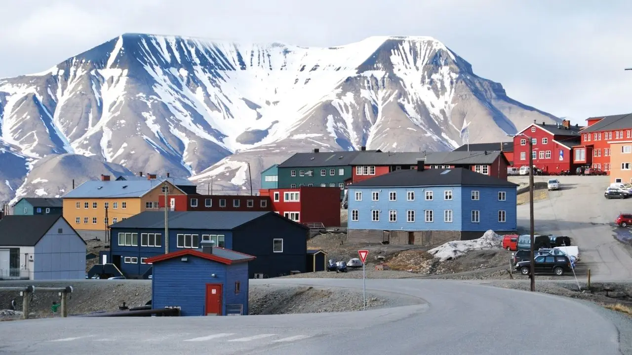 Longyearbyen atrai turistas com leis curiosas e natureza extrema no Ártico